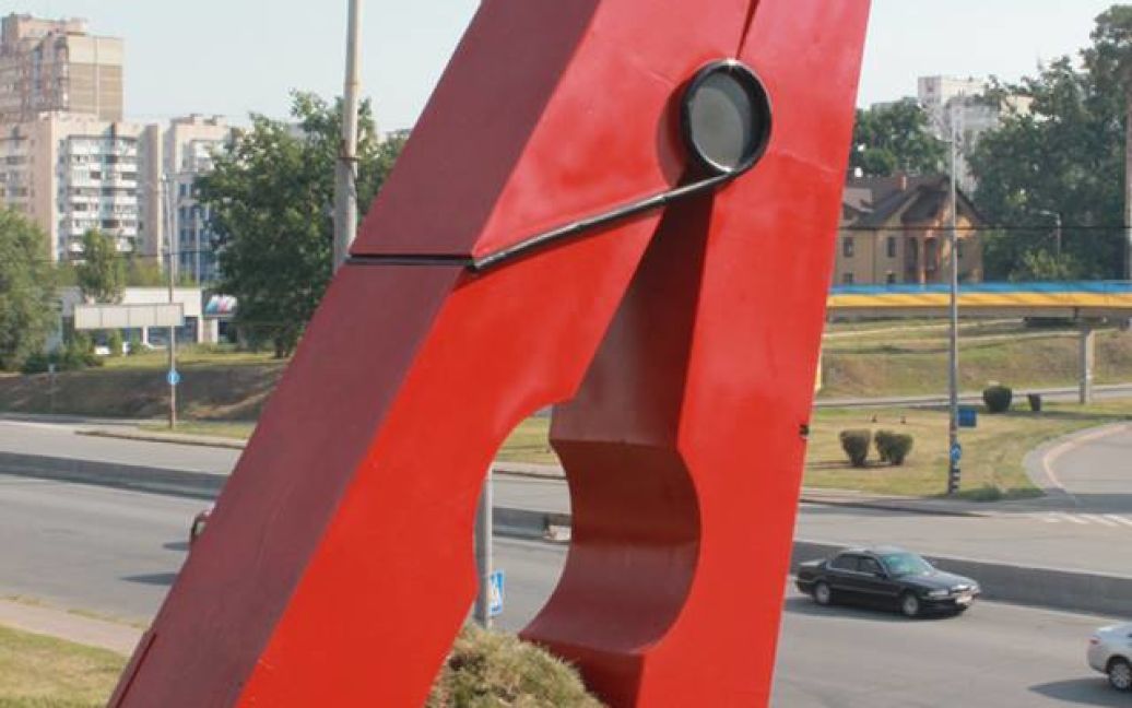 Прищепка на газоне в микрорайоне Святошин в Киеве / © Киевзеленстрой